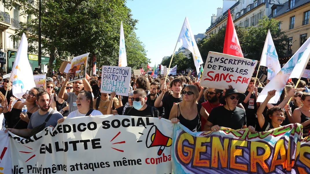 Протестувальники під час загального страйку в Парижі проти бюджету жорсткої економії, 18 вересня 2025 року