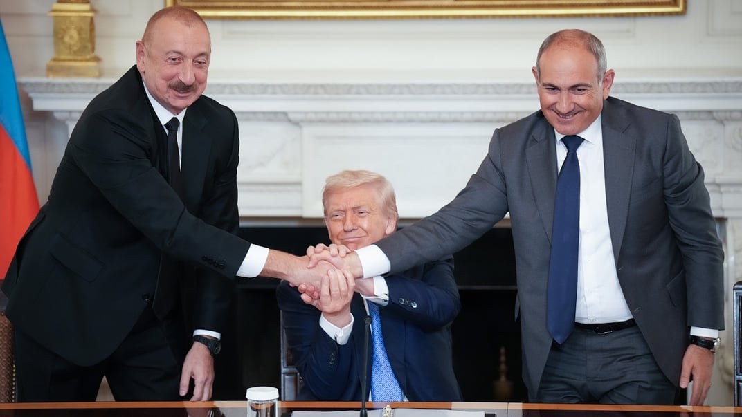 Президент США Дональд Трамп (у центрі) тримає за руки президента Азербайджану Ільхама Алієва (ліворуч) та прем’єр-міністра Вірменії Нікола Пашиняна (праворуч) під час підписання угоди між двома кавказькими країнами