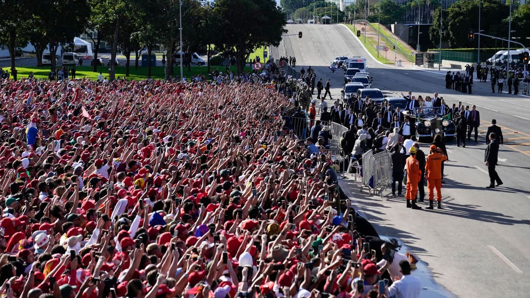 Прихильники махають руками, коли Луїс Інасіо Лула да Сілва прибув на автомобілі до палацу Планальто, 1 січня 2023 року
