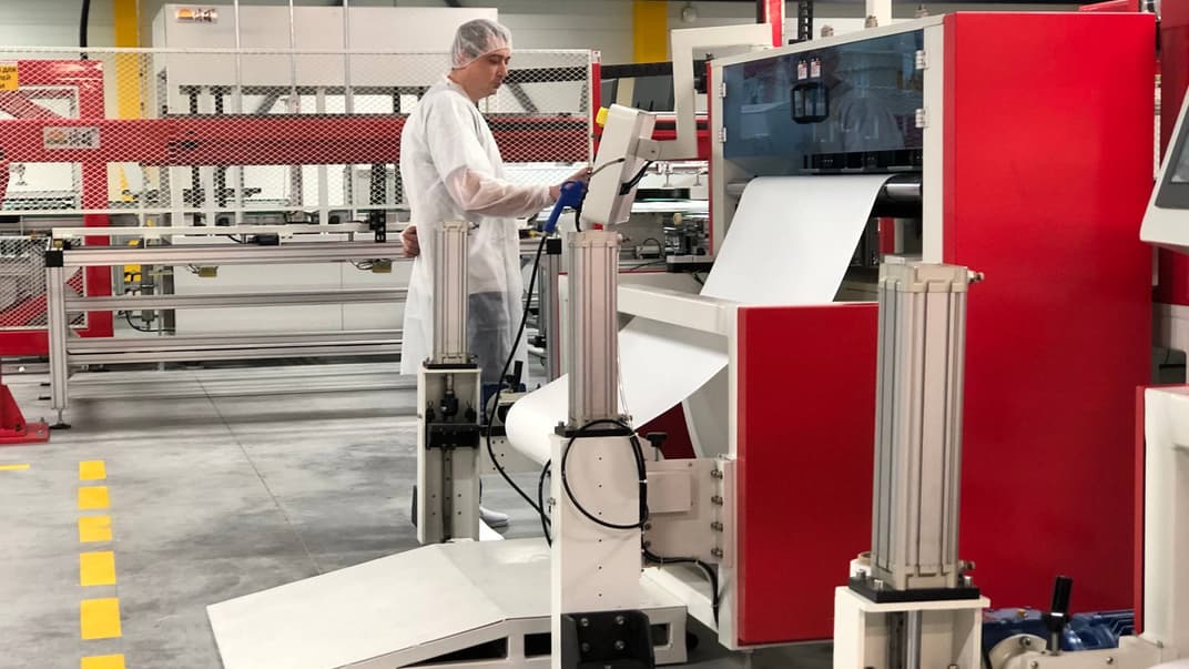 Працівник на заводі з виробництва сонячних панелей у Вінниці