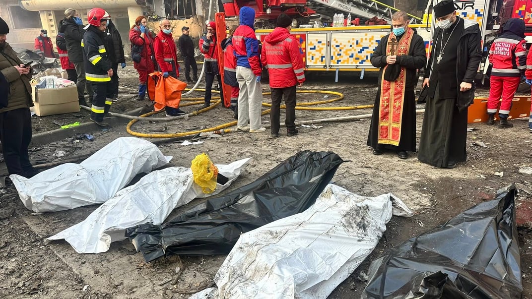 Священник молиться на тлі убитих російським ударом у Тернополі, 19 листопада 2025 року