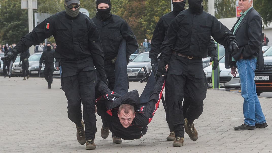 Білоруська міліція затримала учасника акції протесту проти результатів президентських виборів у Мінську, Білорусь, 27 вересня 2020 року