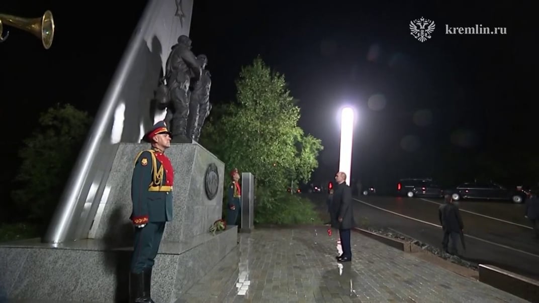 Глава рф володимир путін вшановує радянських та американських льотчиків у Магадані