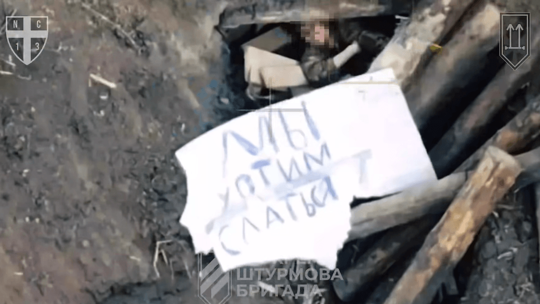 Окупанти показують українським військовим плакат «Ми хочемо здатися»