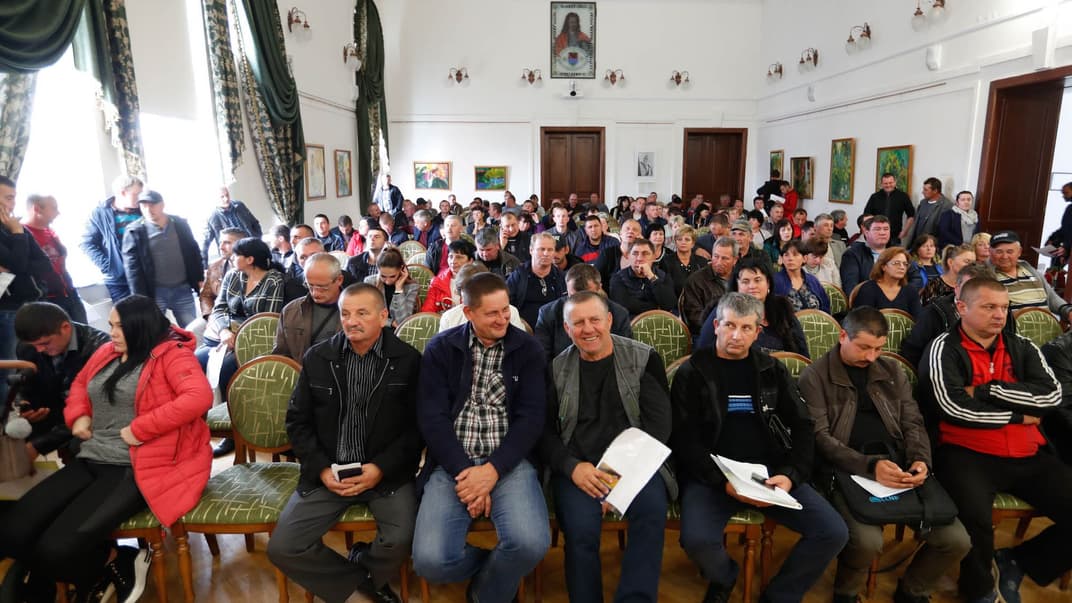 Фермеры из венгерского меньшинства в Украине принимают участие в церемонии распределения сельскохозяйственных субсидий от венгерского правительства в Берегово, Украина
