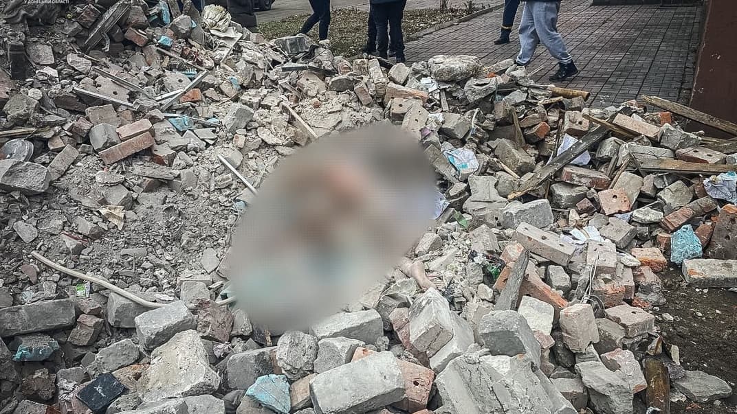 Тіло 8-річної дівчинки на місці російського ракетного удару в Новогродівці, Донецька область