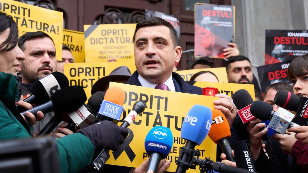 Лідер націоналістичного «Альянсу за Союз румунів» Джордж Сіміон виступає перед журналістами, грудень 2024 року
