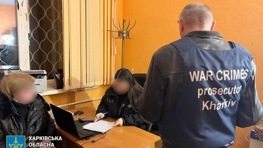 Правоохоронці спілкуються з фігуранткою