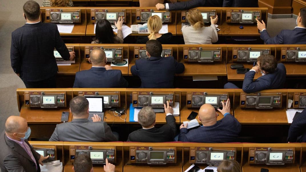 Народные депутаты во время заседания Верховной Рады Украины, в Киеве, 15 декабря 2020 года