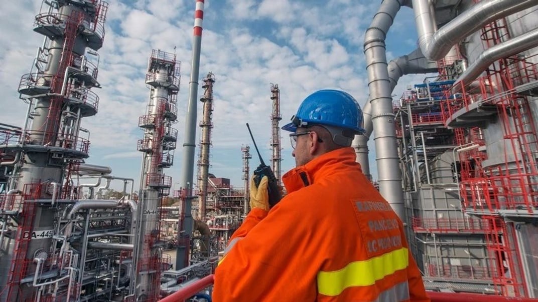 Иллюстративная фотография. Работник НИС на предприятии