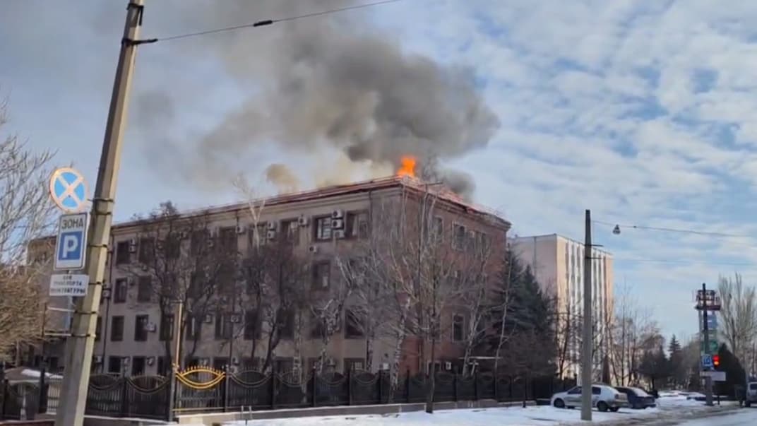 В центре Донецка горит здание «прокуратуры», 19 февраля 2023 года