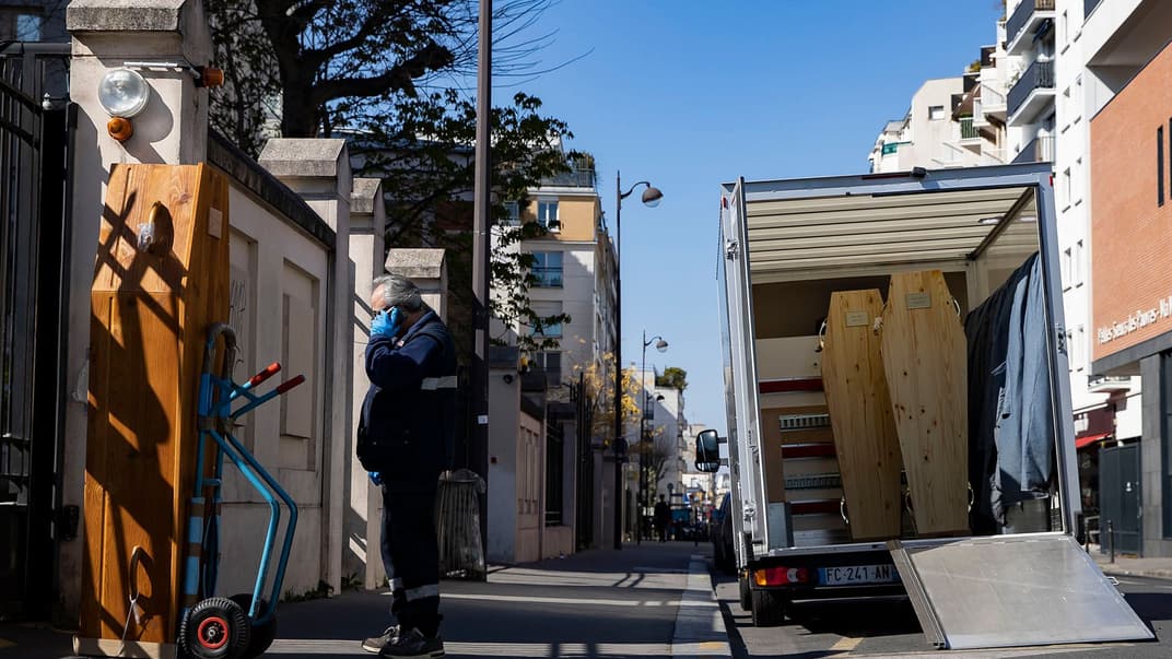 Муніципальний працівник доставляє труни до будинку для людей похилого віку Фонду Ротшильда, в якому померли 16 мешканців та 81 захворів на COVID-19, Париж, Франція, 25 березня 2020 року
