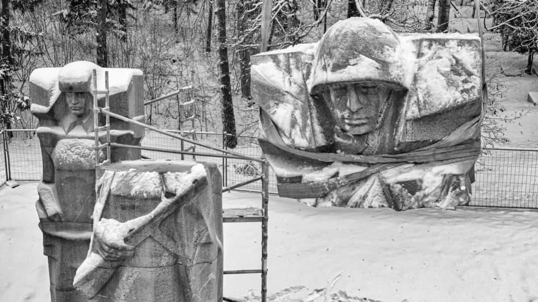 Демонтаж меморіалу на Антакальніському кладовищі