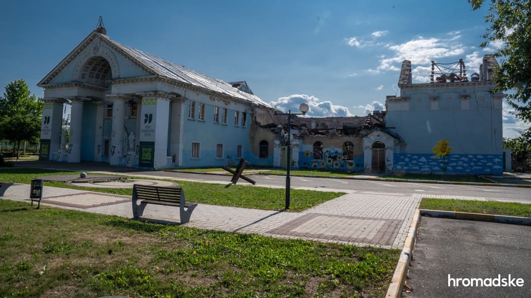 Сліди війни. Що відбувається з пошкодженими обʼєктами культури на Київщині