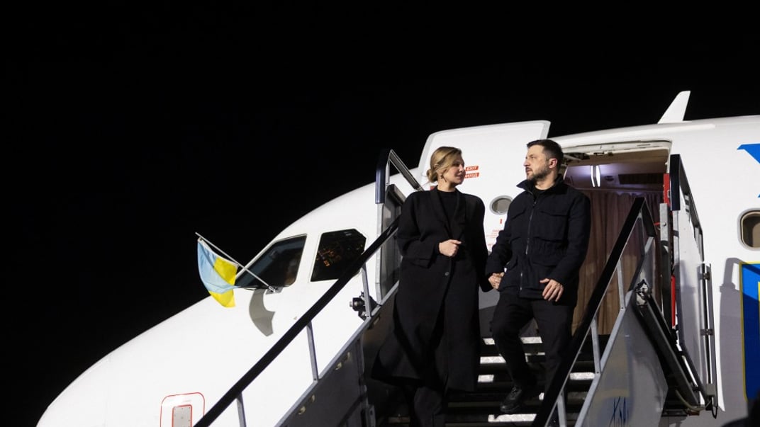 Подружжя Зеленських спускається з трапа літака після приземлення в Дубліні, 1 грудня 2025 року
