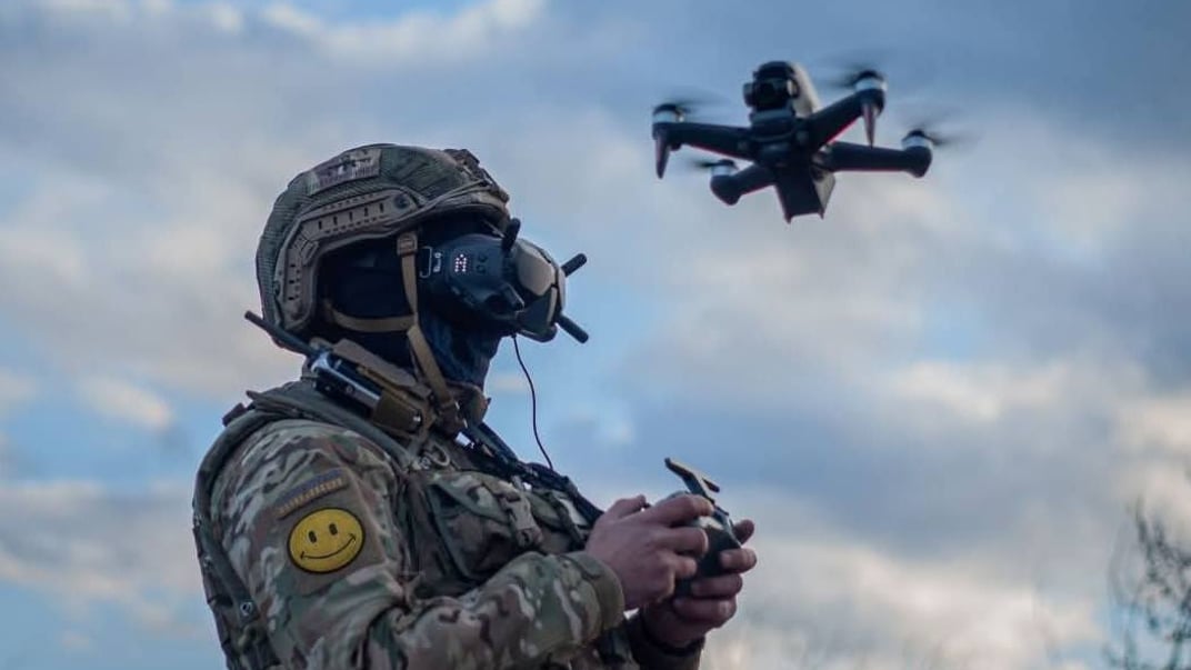 Украинский военный с дроном. Иллюстративное фото