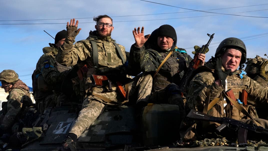 Українські солдати їдуть на танку через звільнене від окупантів місто Тростянець на Сумщині, 28 березня 2022 року