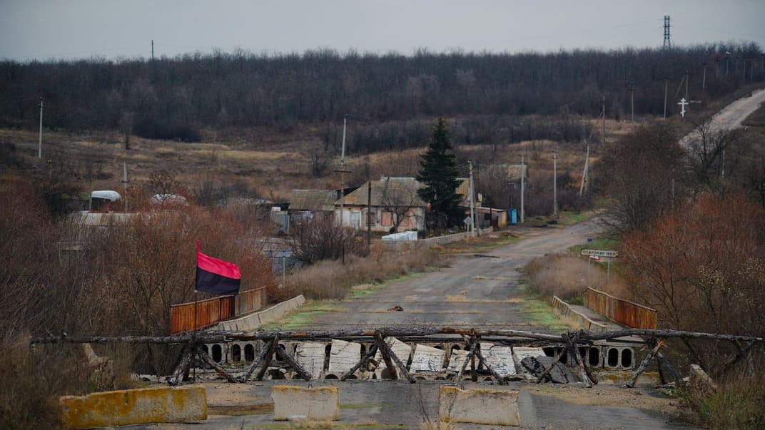 Разрушенный мост через реку Кальмиус, ведущий в село Старомарьевка