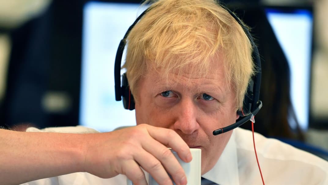Прем'єр-міністр Великої Британії Борис Джонсон приймає дзвінок в кол-центрі штаб-квартири Консервативної партії, 8 грудня 2019 р.