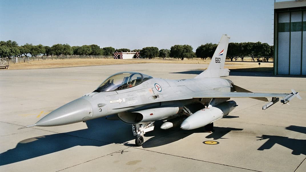 Иллюстративная фотография. Норвежский F-16 в Риме в 2004 году