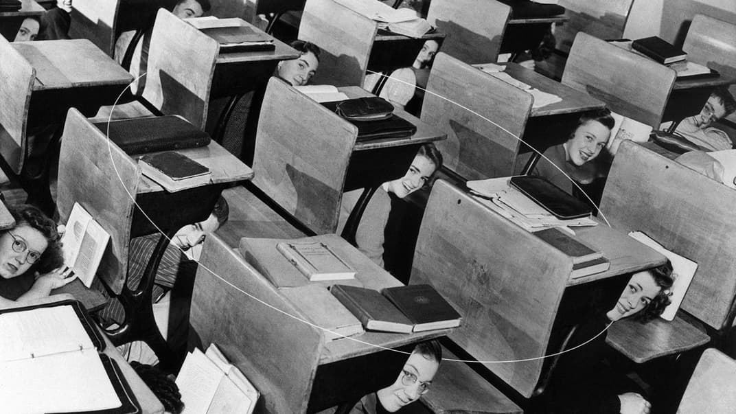 Ученики местной средней школы прячутся под партами во время имитационного воздушного налета в Сиэтле, штат Вашингтон, США, 3 января 1942 года