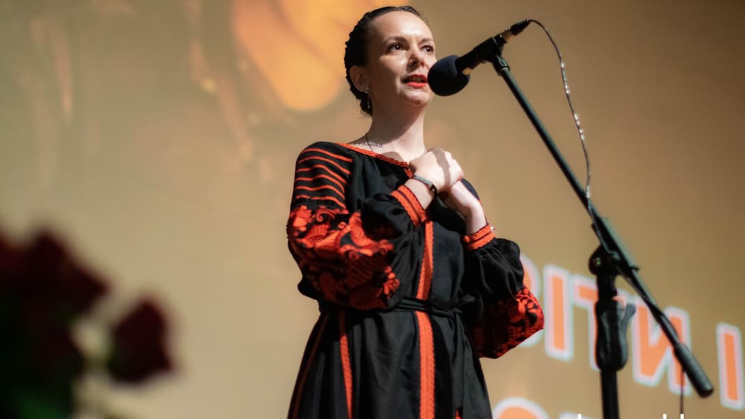 Валерія «Нава» Суботіна виступає на творчому вечорі, 13 травня 2023 року