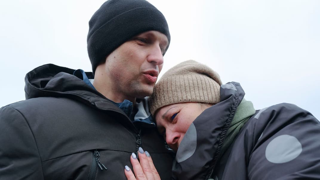 Освобожденные из плена украинцы возле пункта пропуска «Майорское», Донецкая область, Украина, 29 декабря 2019 года