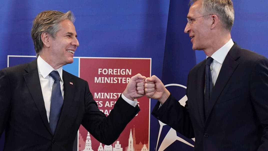 Державний секретар США Ентоні Блінкен і генеральний секретар НАТО Єнс Столтенберг вітають один одного під час зустрічі міністрів закордонних справ країн НАТО в Ризі, Латвія, 30 листопада 2021 року
