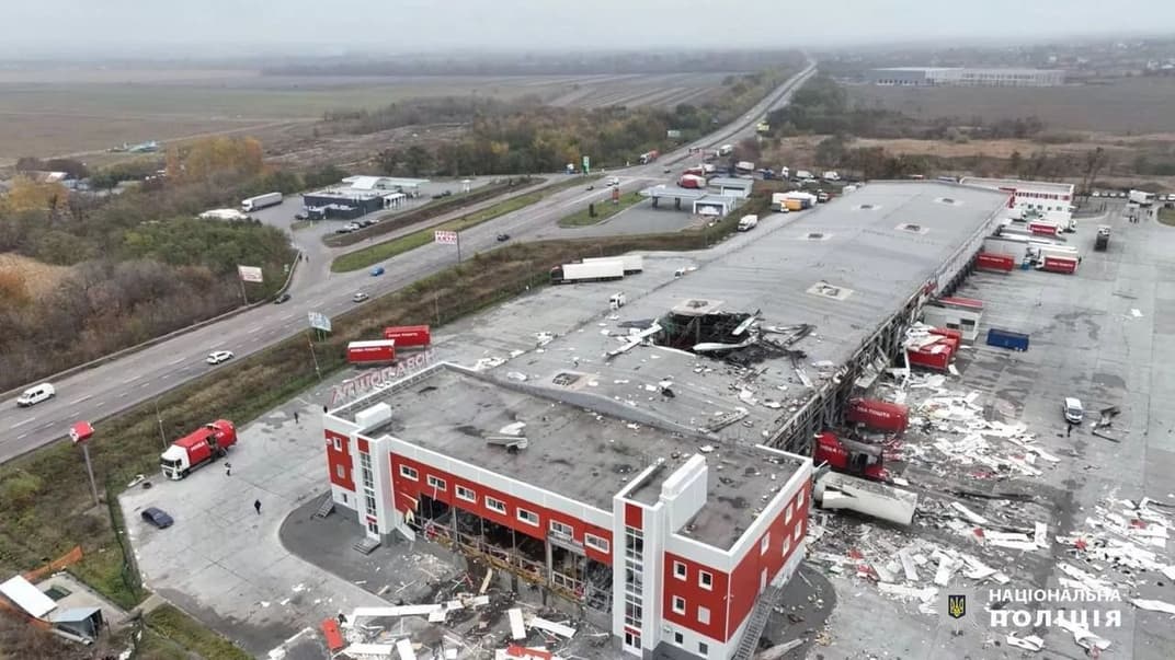 Терминал «Новой почты» под Харьковом на утро после обстрела, 22 октября 2023 года
