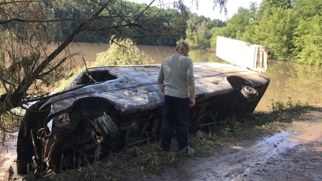 Грузовой микроавтобус, перевозивший канистры с гербицидами для растений, упал в пруд и загорелся, химикаты попали в реку Рось