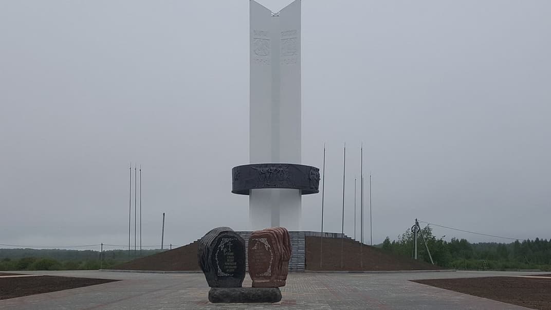 Пам'ятник «Три сестри» у Сеньківці на Чернігівщині
