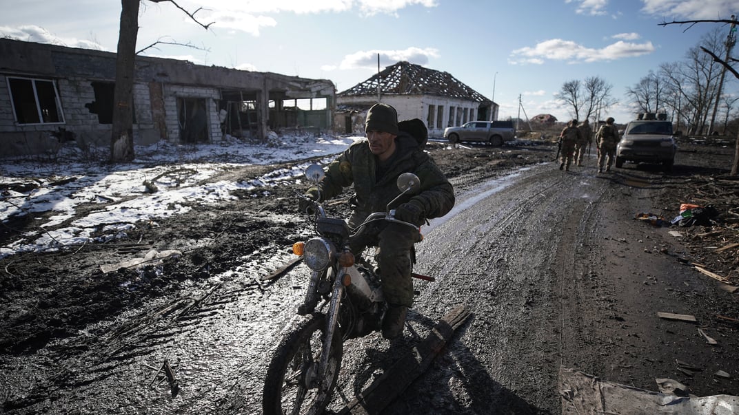 Ілюстративне фото. російський солдат в селі Козача Локня на Курщині, яке рф повернула під свій контроль