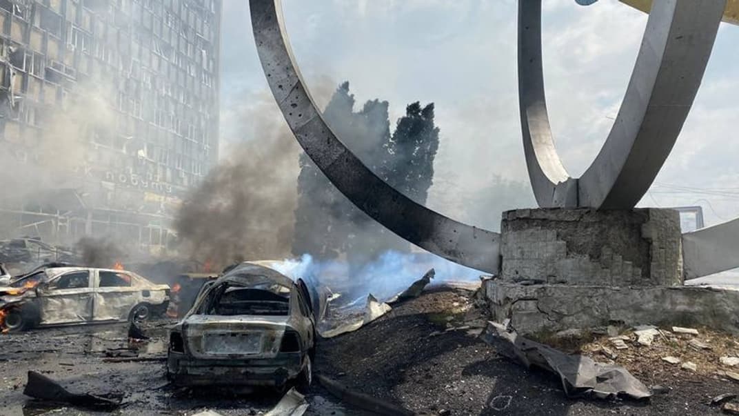 Рятувальники працюють на місці ракетного обстрілу у Вінниці, 14 липня 2022 року