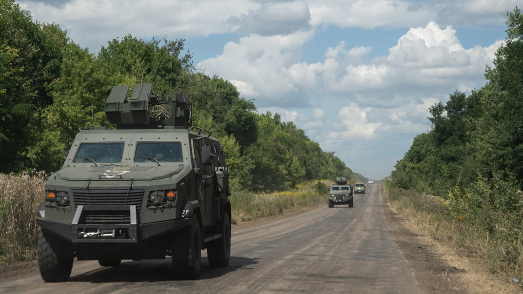 Український бронетранспортер повертається з території Курської області рф, серпень 2024 року