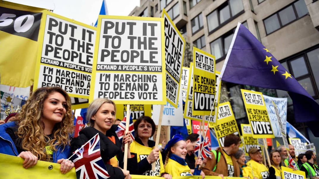 В Лондоне десятки тысяч людей вышли с требованием провести новый референдум по Brexit