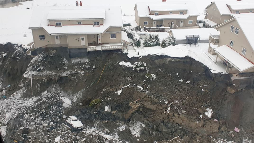 Район зсуву ґрунту, де працюють рятувальні бригади, Еррум, Норвегія, 1 січня 2021 року