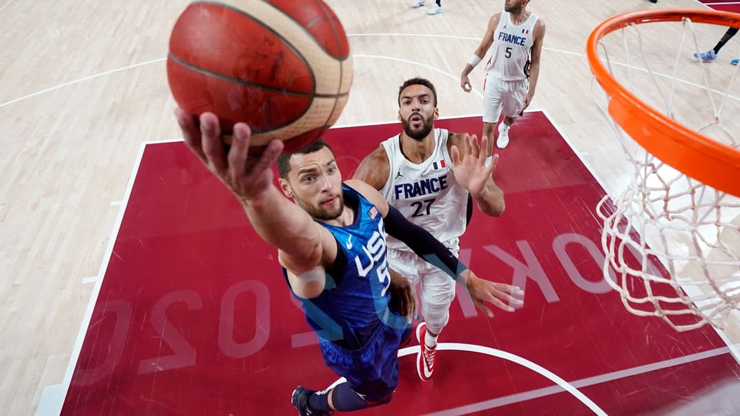 Американський баскетболіст Закарі Лавін (5) обходить француза Руді Ґоберта на стартовому матчі баскетбольного турніру Літніх Олімпійських Ігор-2020. Сайтама, Японія, 25 липня 2021 року