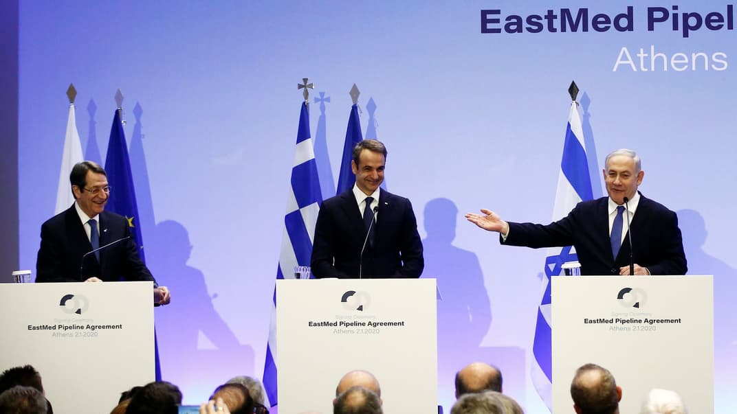 Справа наліво: прем’єр-міністр Ізраїлю Біньямін Нетаньягу, прем’єр-міністр Греції Кіріакос Міцотакіс та президент Кіпру Нікос Ананстасіадіс після підписання угоди про Східносередземноморський газогін у конгрес-холі Заппіон, Афіни, Греція, 2 січня 2020 року