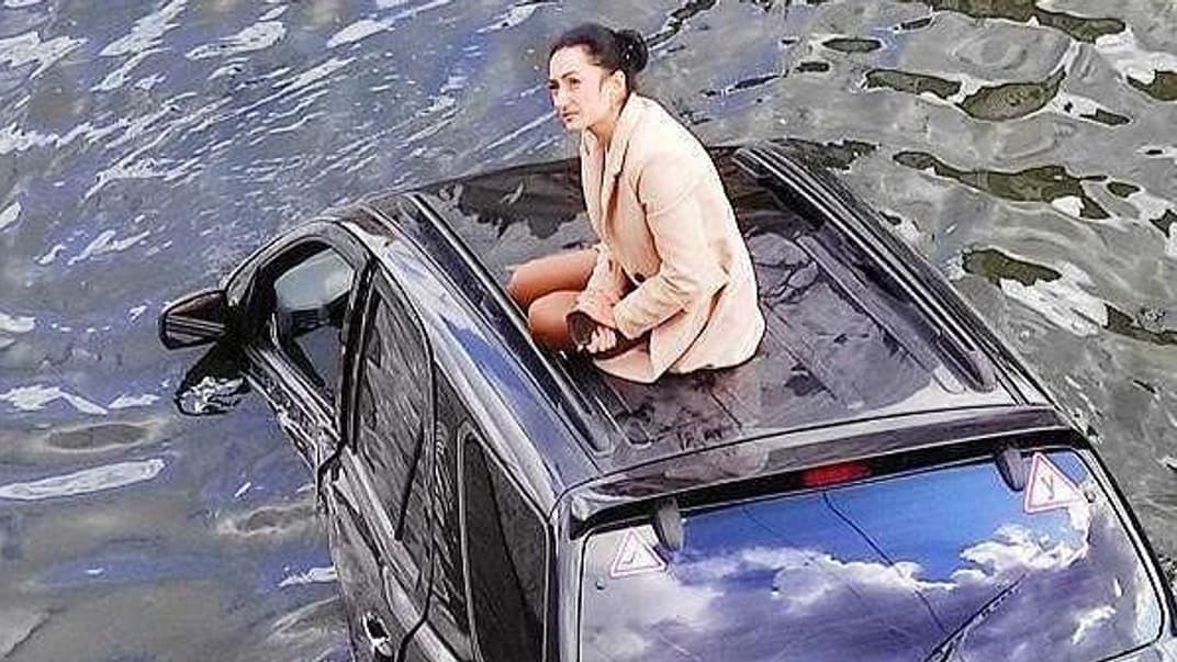 В центре Харькова в реку упал автомобиль. Водитель говорит, что пыталась объехать кошку на дороге