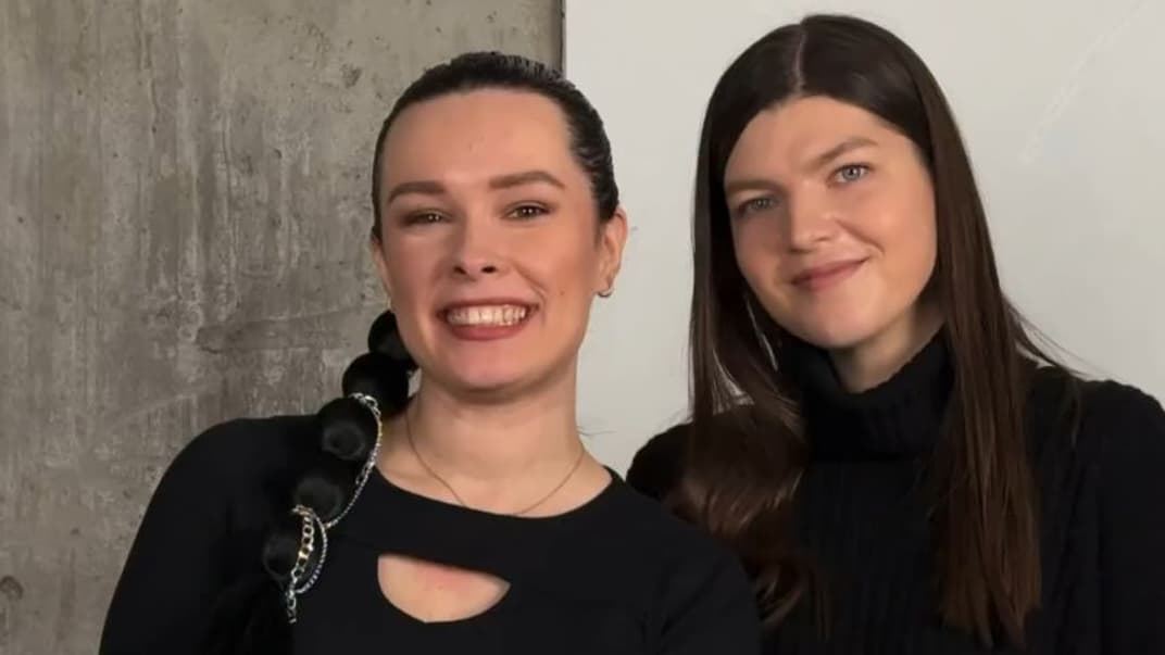 Перекладачки нацвідбору жестовою мовою Катерина Заботкіна (ліворуч) та Ольга Буназів