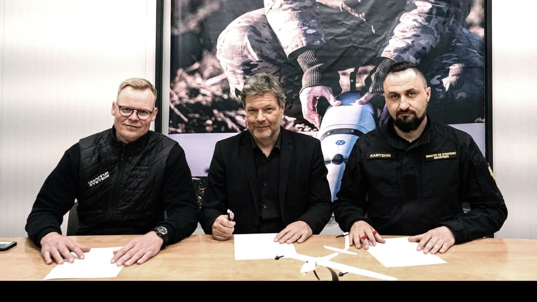 Представник компанії Quantum Systems, міністр економіки та клімату Німеччини Роберт Габек та міністр з питань стратегічних галузей промисловості України Олександр Камишін