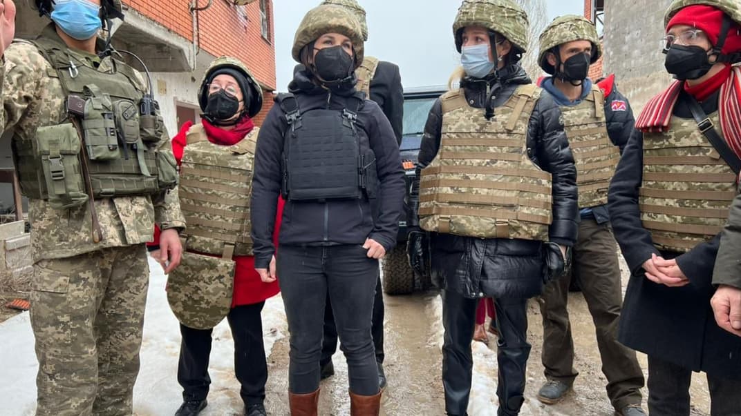 Міністерка закордонних справ Німеччини Анналена Бербок у селі Широкино на Донбасі (у чорному бронежилеті), 8 лютого 2022 року