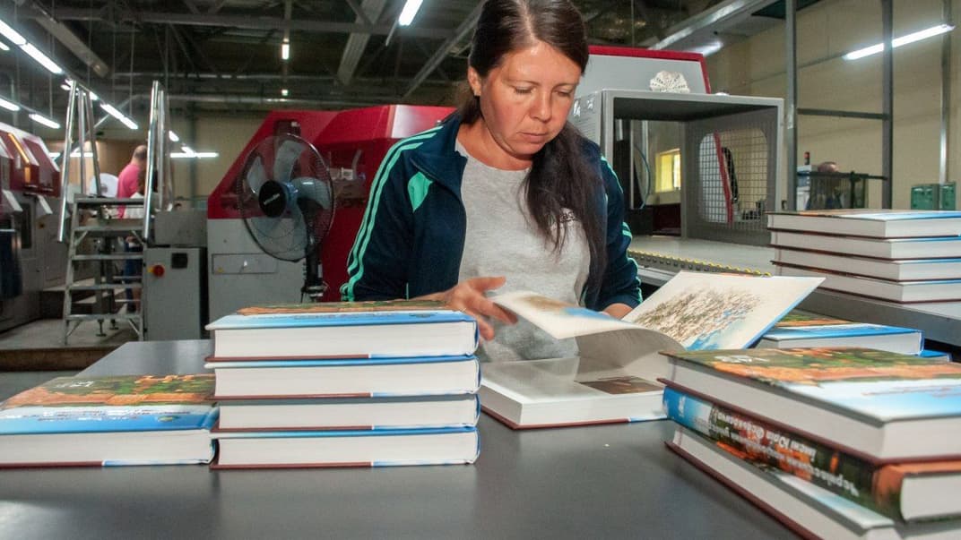 Проверка книги на наличие дефектов на одной в типографий, Харьков, 18 сентября 2020 года