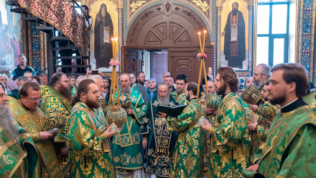 Предстоятель УПЦ МП митрополит Онуфрій (у центрі) очолює святкове богослужіння з нагоди дня пам’яті преподобного Феодосія Печерського (за старим стилем), 16 травня 2025 року