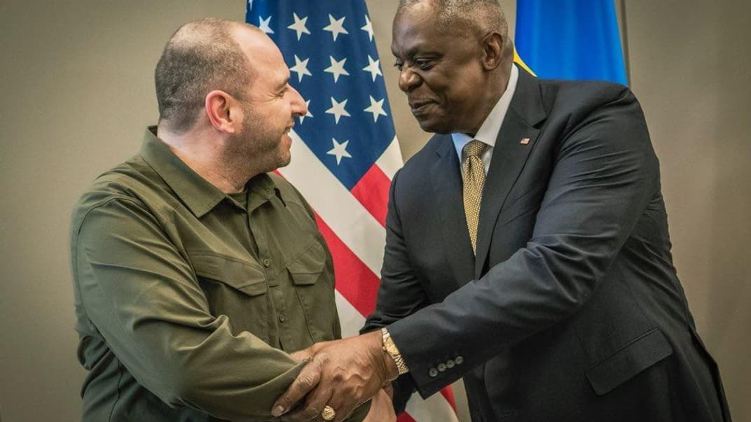 Міністр оборони України Рустем Умєров та міністр оборони США Ллойд Остін на 16-й зустрічі у форматі «Рамштайн», 12 жовтня 2023 року