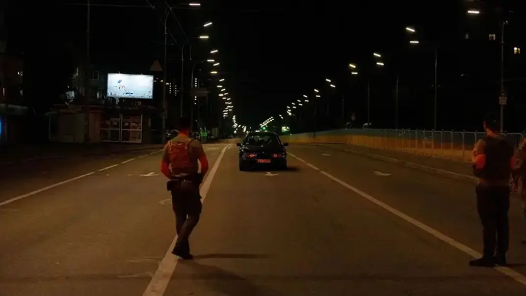 Иллюстративная фотография. Члены ДФТГ осматривают автомобили людей, которые ездили во время комендантского часа, Киев, 5 августа 2022 года