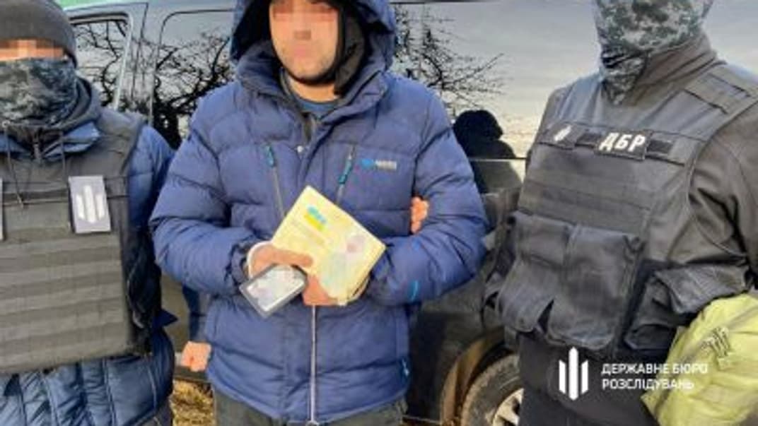Экс-полицейский из Харьковской области, которого суд признал виновным в государственной измене, во время задержания работниками ГБР в январе 2023 года