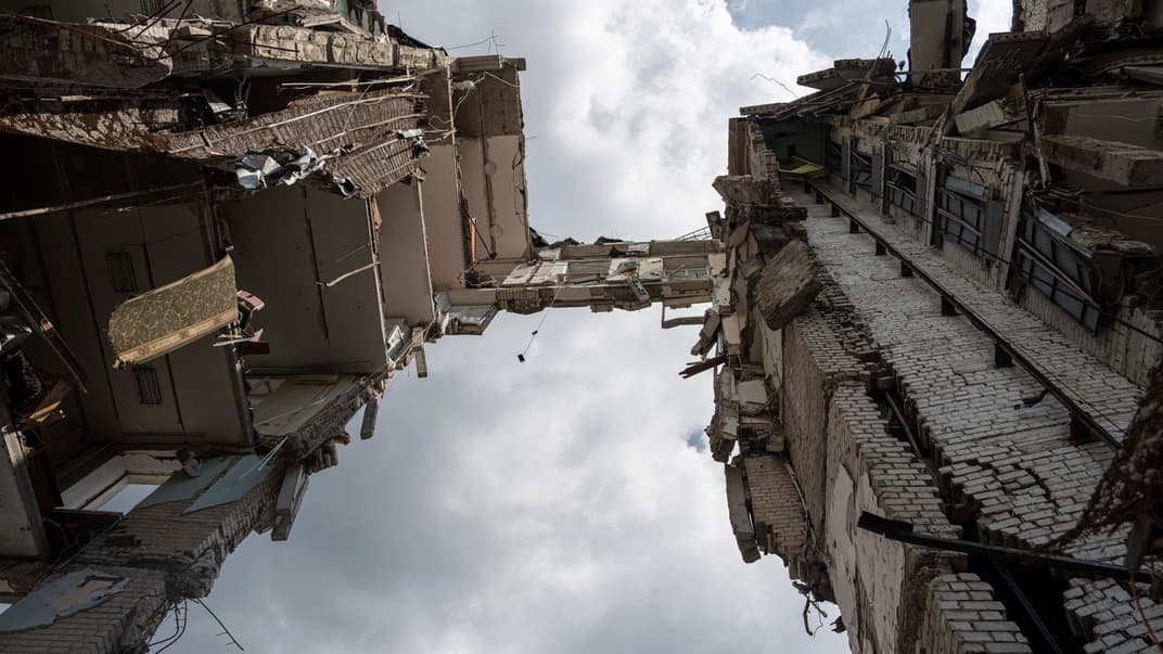 Вид Николаевской областной военной администрации, разрушенной российским ударом, 5 августа 2022 года