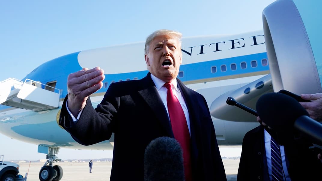 Дональд Трамп розмовляє зі ЗМІ на авіабазі «Ендрюс», штат Меріленд