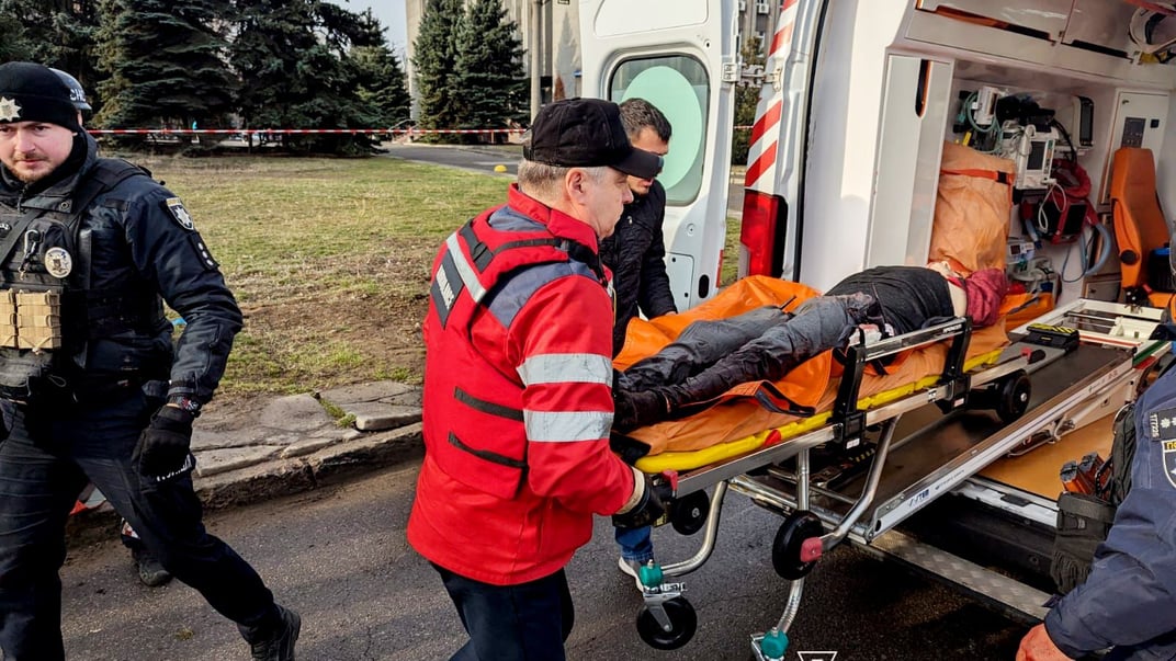 Медики евакуюють пораненого після російського обстрілу у Кривому Розі, 12 березня 2025 року